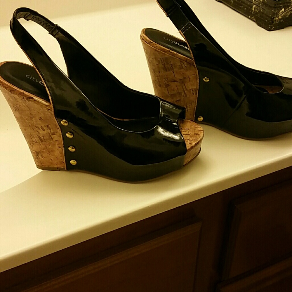 Women's Black Wedge Sandler!
